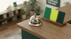 Kleine Tischglocke neben ordentlich ausgebreiteten geordneten Servicekarten